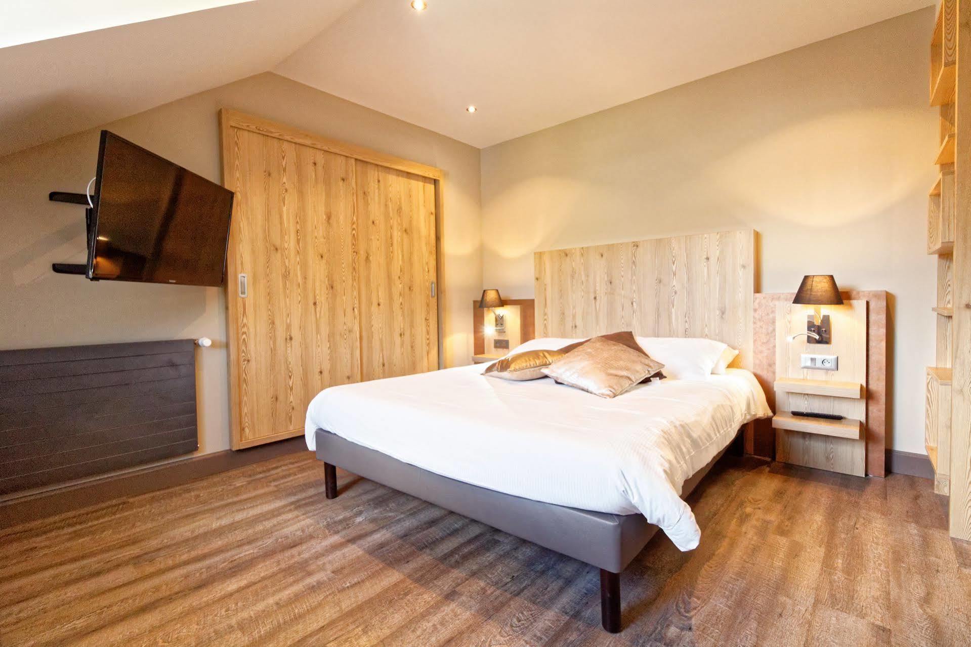 ג'רארדמר Logis Hotel Des Bains מראה חיצוני תמונה